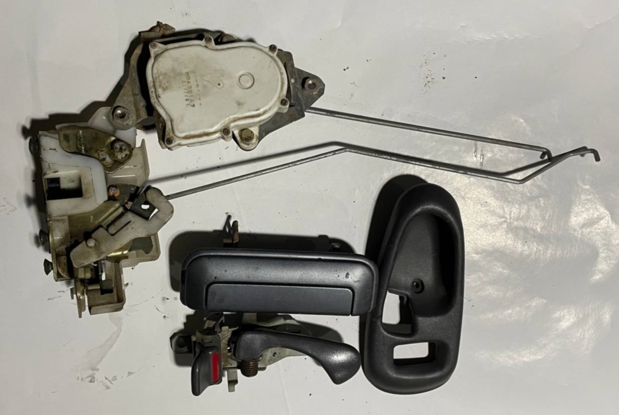 Замок дверей задній правий Mitsubishi L200 1996-2005 рр Б\У, фото 1
