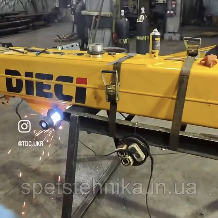 Відновлення отворів стріли навантажувача DIECI