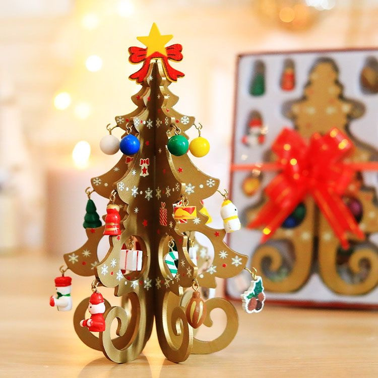 Різьблена декоративна дерев’яна ялинка золотого кольору