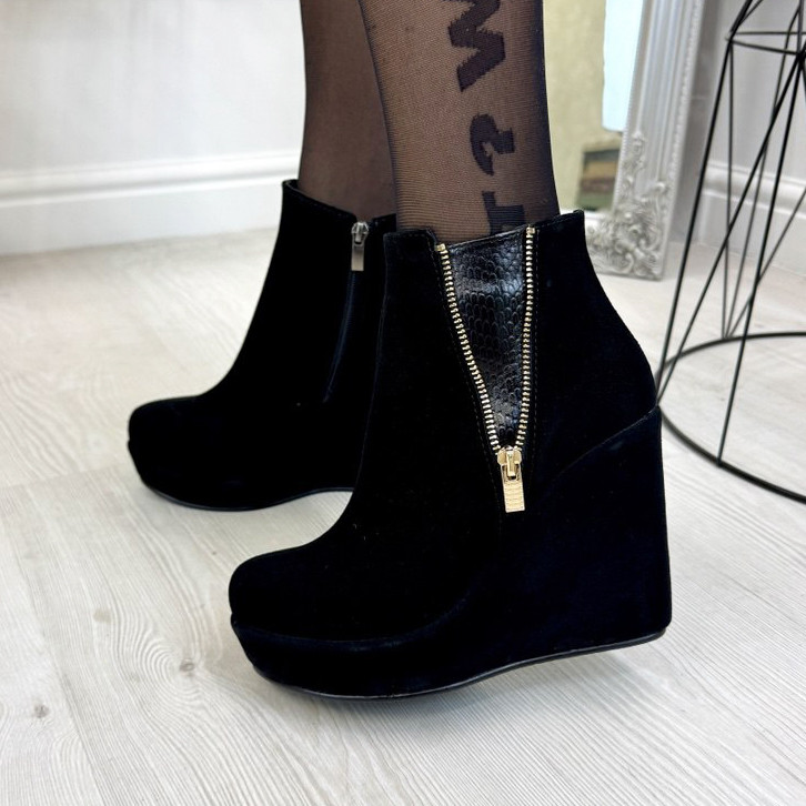 Черевики чорні жіночі замшеві на високій платформі, декоровані лакової вставкою і блискавкою, фото 1