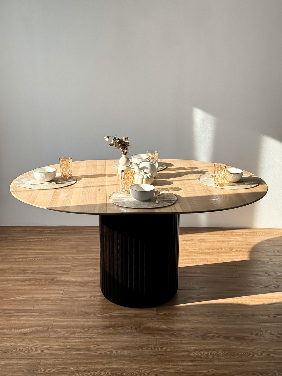 Дизайнерський круглий розкладний стіл "Батл" із масиву дерева Ясен