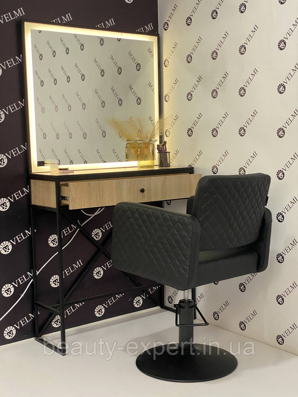 Перукарський комплект меблів 2в1 для салонів краси гримерний столик з LED підсвічуванням і крісло на чорному диску, фото 1