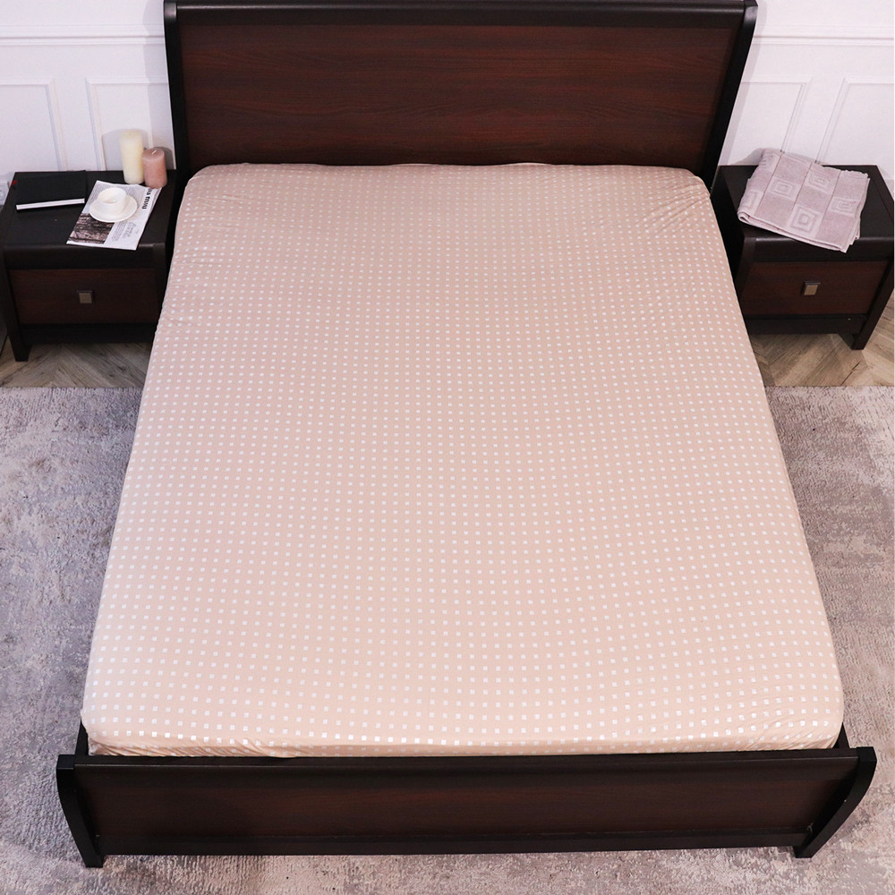 Натяжне захисне простирадло мікрофібра на гумці (120*200*25) з принтом дрібні квадрати на бежевому