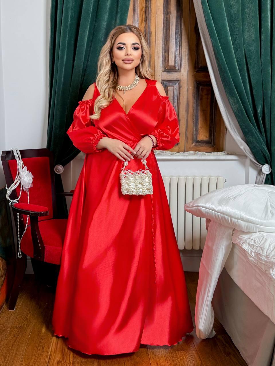 Вечірня червона довга атласна сукня на запах з вирізами на плечах