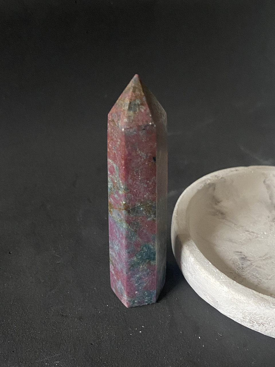 Рубін в фукситі натуральний обеліск олівець кристал рубін камінь фуксит., фото 1