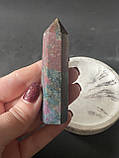 Рубін в фукситі натуральний обеліск олівець кристал рубін камінь фуксит., фото 3