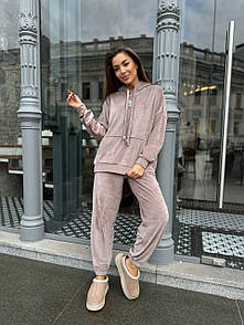 Жіночий спортивний бежевий костюм велюровий на хутрі з капюшоном