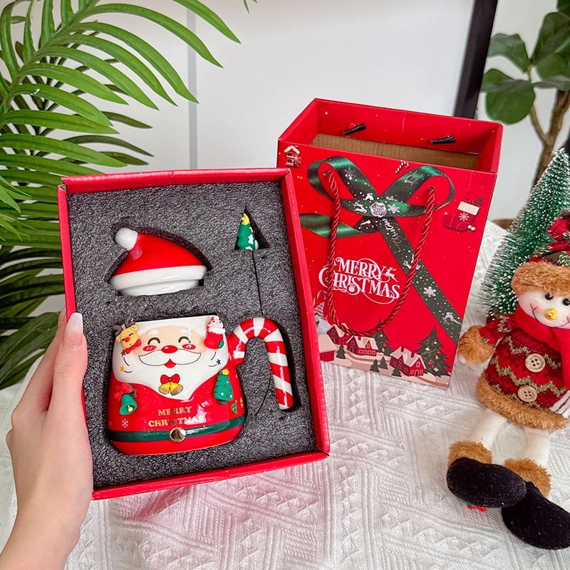 Кружка у формі Діда Мороза з ложечкою, червона, в подарунковій упаковці