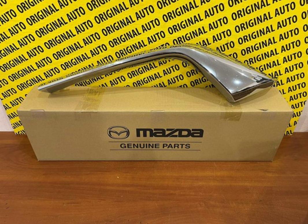 Накладка решітки радіатора права Mazda CX-5 2022-, KSD4507J0
