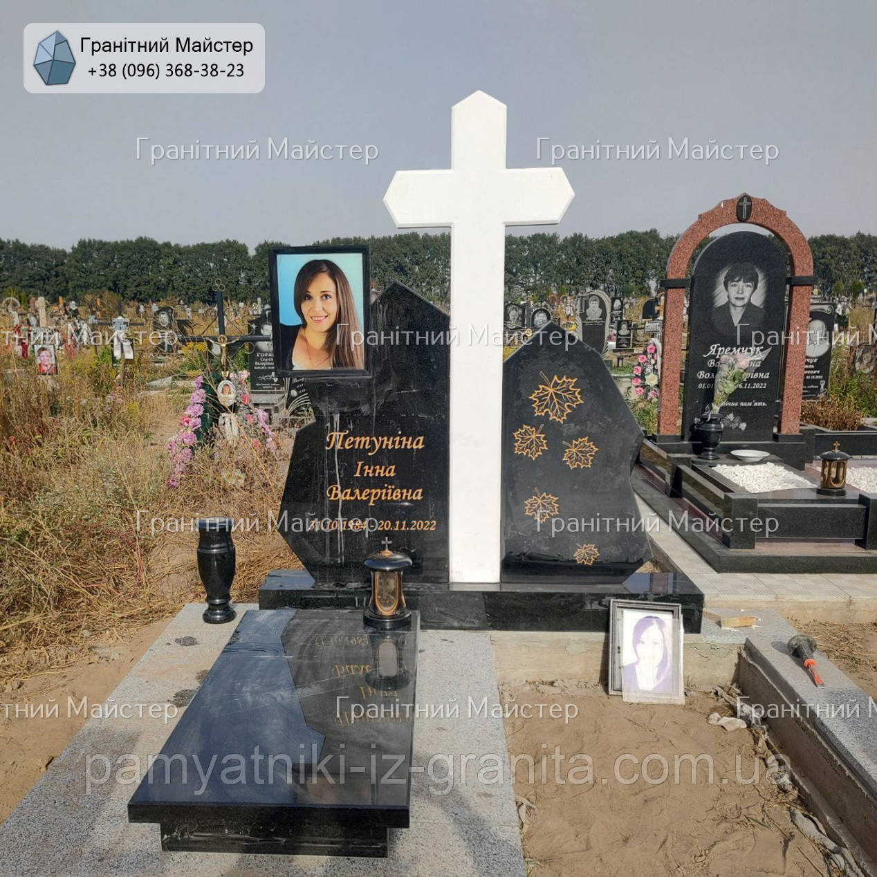 Гранітний пам'ятник жінці з мармуровим хрестом та кольоровим портретом № П-210