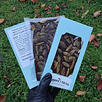 Чорний шоколад 70,3% з подрібненим горіхом асорті та родзинками 100 грамів крафтове виробництво
