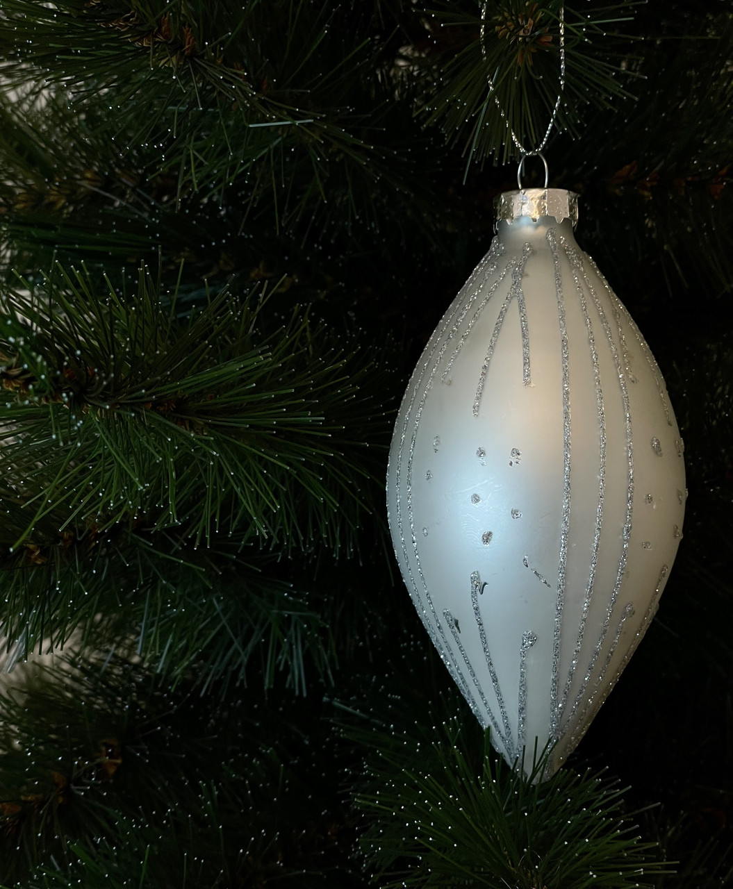 Ялинкова скляна прикраса "Chomik" 8х13 см, біла, сріблястий візерунок