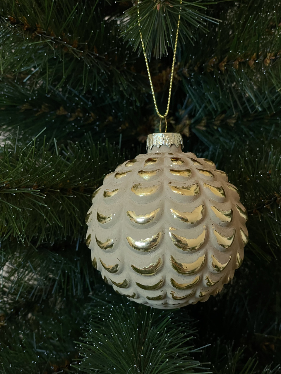 Ялинкова скляна кулька "Chomik" Ø 8 см, рельєф ромб у ромбі, бежево-золотиста