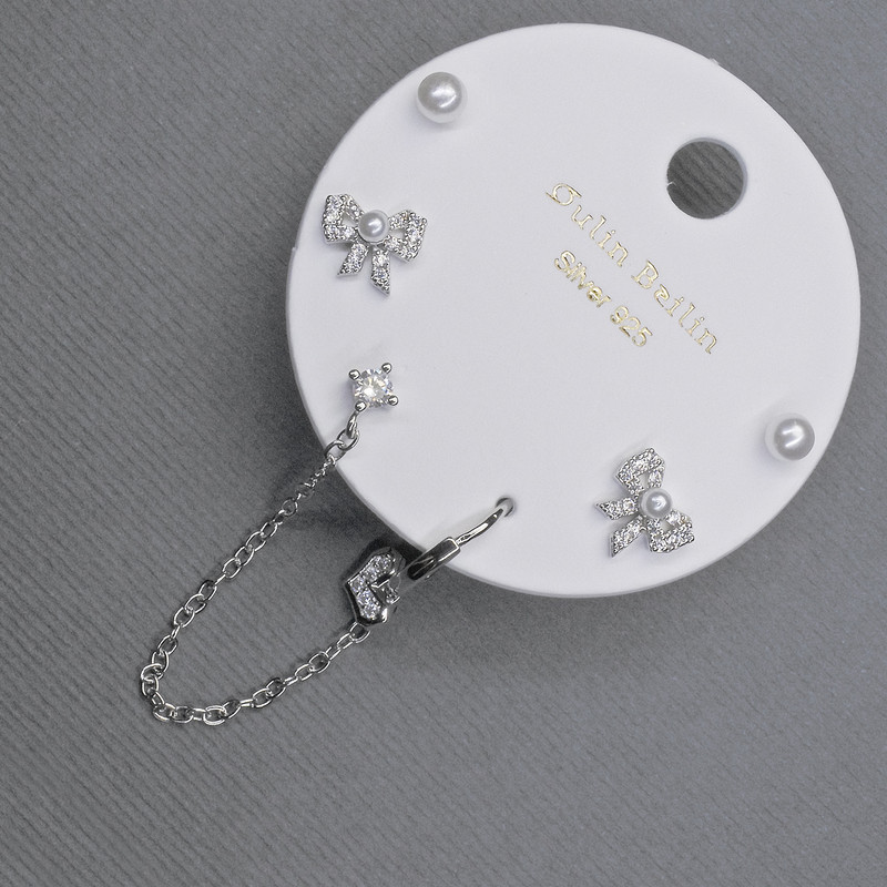 Сережки Пусети з кафом на вушко сріблястий метал білі стрази, фото 1