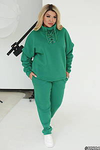 Комфортний жіночий костюм