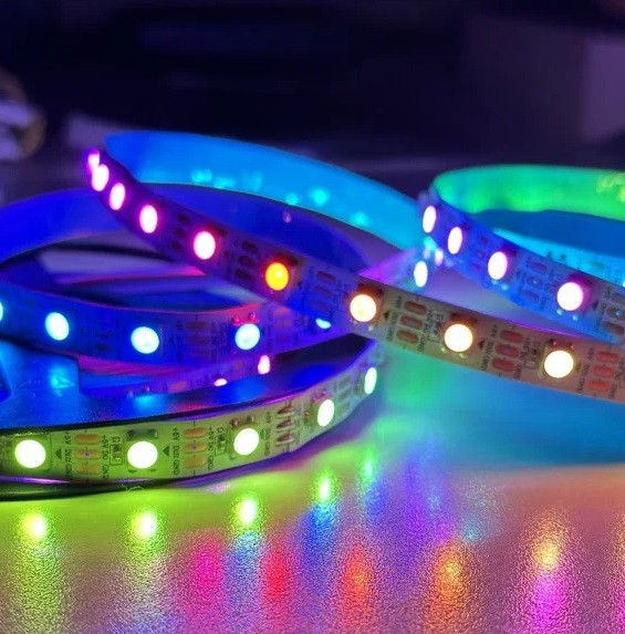 Адресна світлодіодна стрічка RGB SMD 5050 5V 60 д.м. IP20 WS2812b СТАНДАРТ біла основа