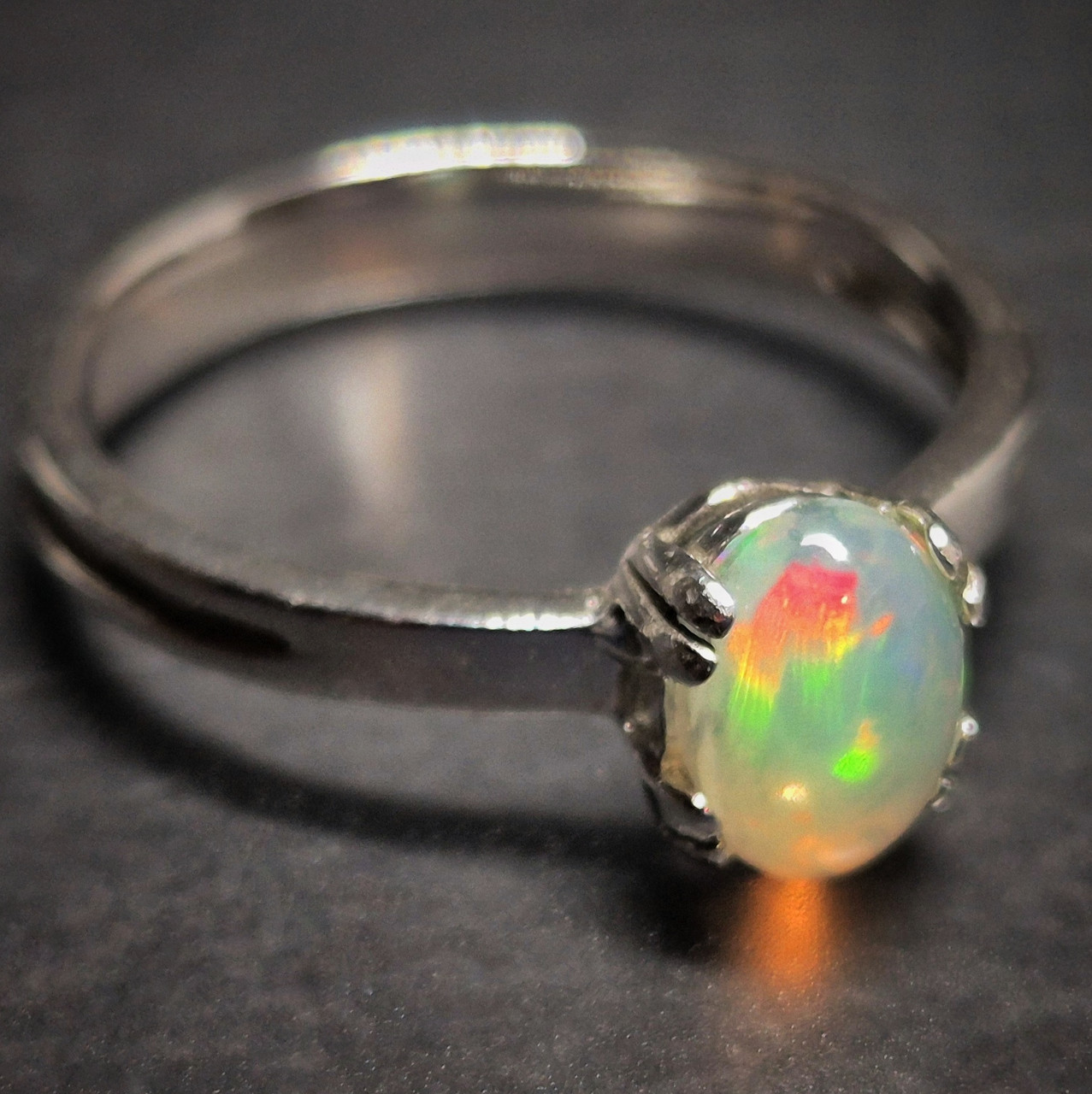Срібна каблучка з природним ефіопським білим благородним опалом з яскравою райдужною ірізацією, ручна робота, фото 1
