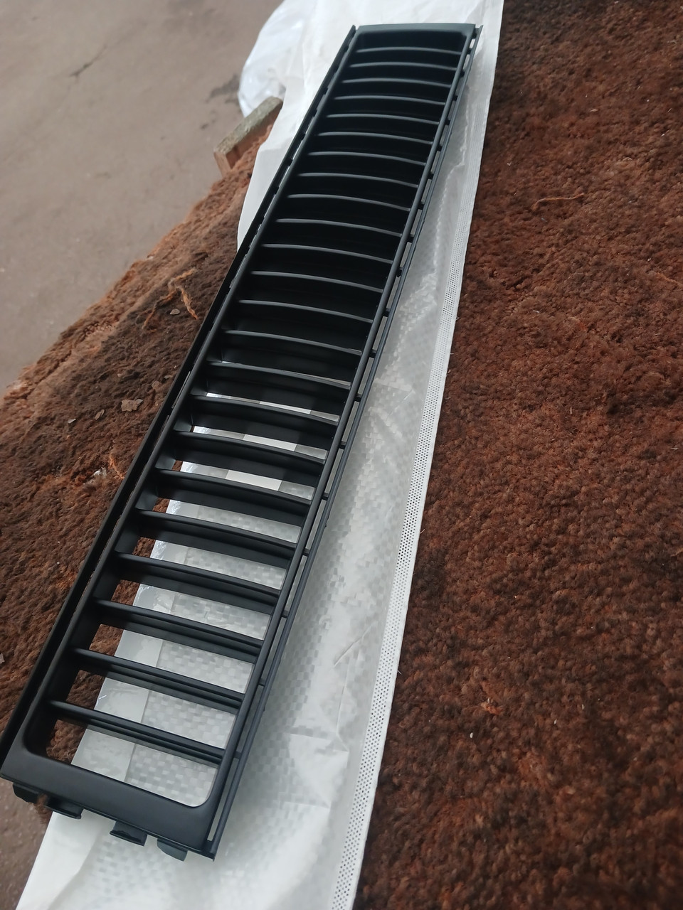 Решітка переднього бампера центральна шлунка фабія (99-05), фото 1