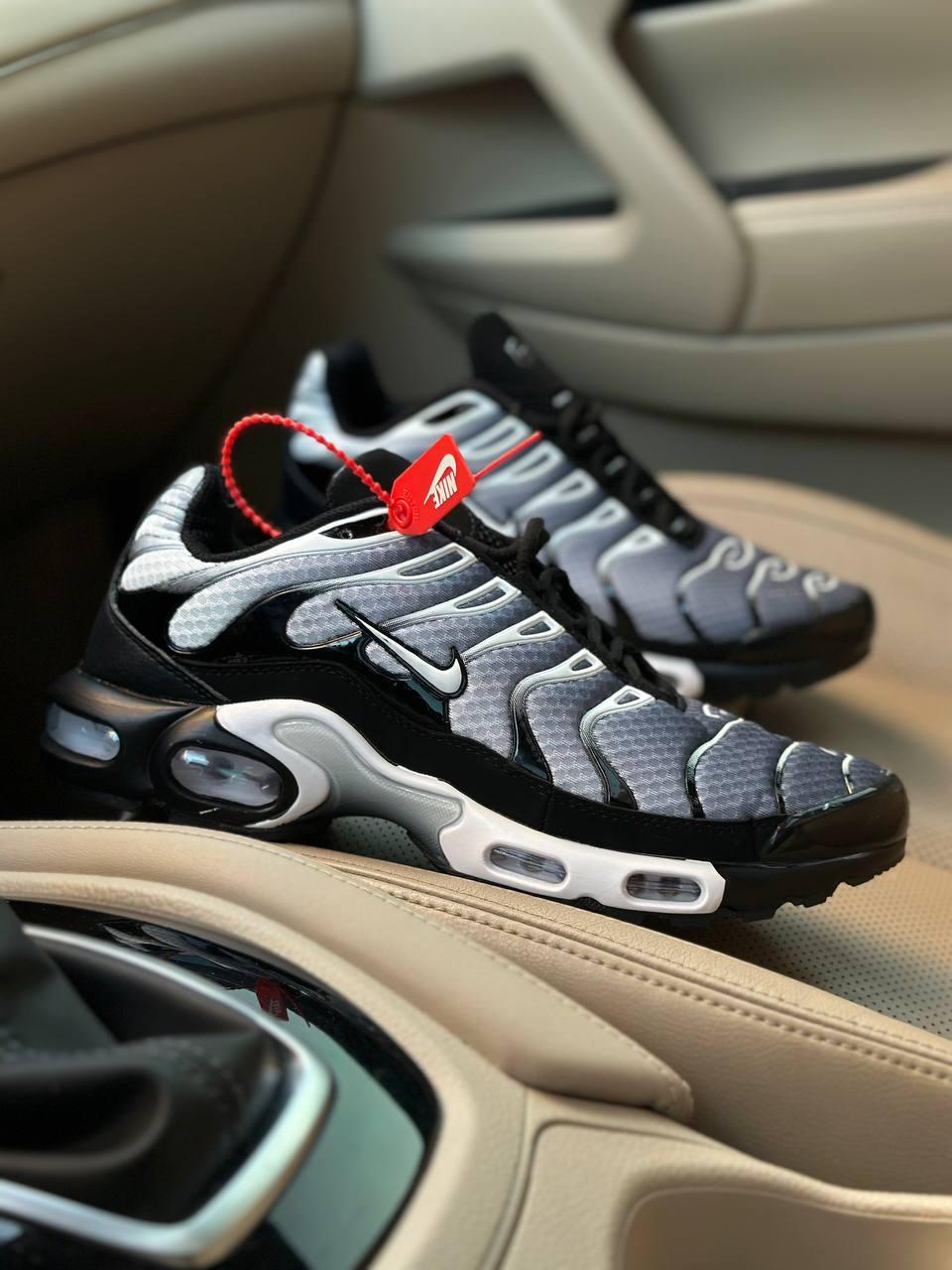 Жіночі кросівки Nike Air MAX TN Black White (чорно-білі) стильні кросівки 2341 Найк vkross
