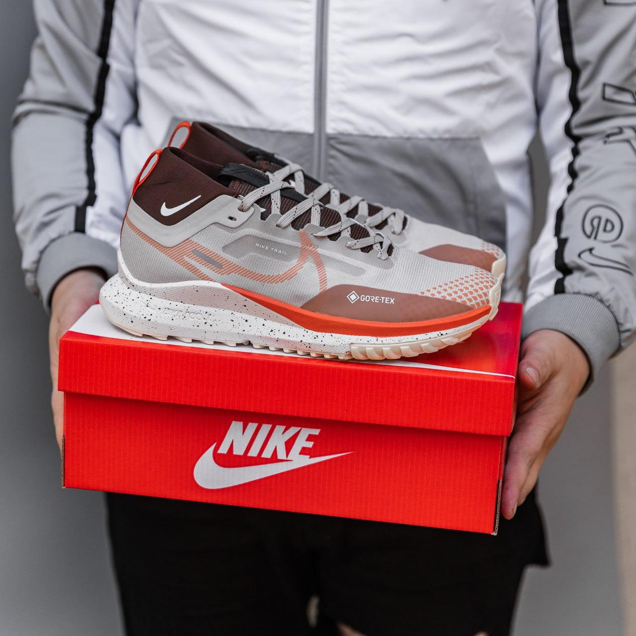 Чоловічі спортивні кросівки Nike React Pegasus Trail 4 (білі з жовтогарячим) повсякденні кроси 2838 Найк vkross