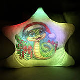 Подушка нічник — подарунок на Новий рік і Різдво — дитячий нічник із символом 2025 року — нічник у формі змії, фото 5