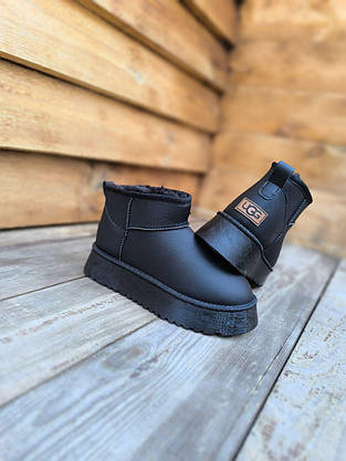 Угги ЧЕРНЫЕ BLACK эко Кожа Мини с лейбл UGG короткие на высокой платформе зима женские, фото 3