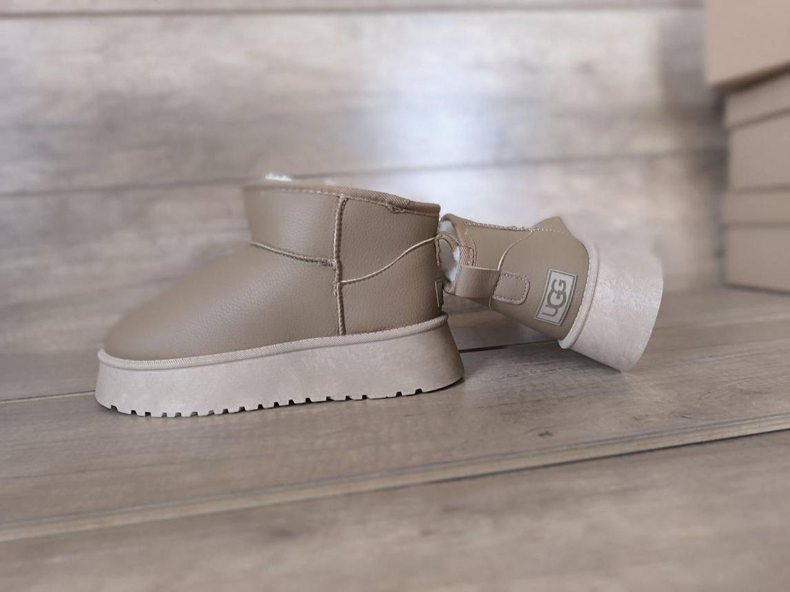 Уги БАЖОВІ BEIGE екошкіра Міні з лейбл UGG короткі на високій платформі зима жіночі, фото 1