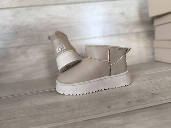 Уги БАЖОВІ BEIGE екошкіра Міні з лейбл UGG короткі на високій платформі зима жіночі, фото 4