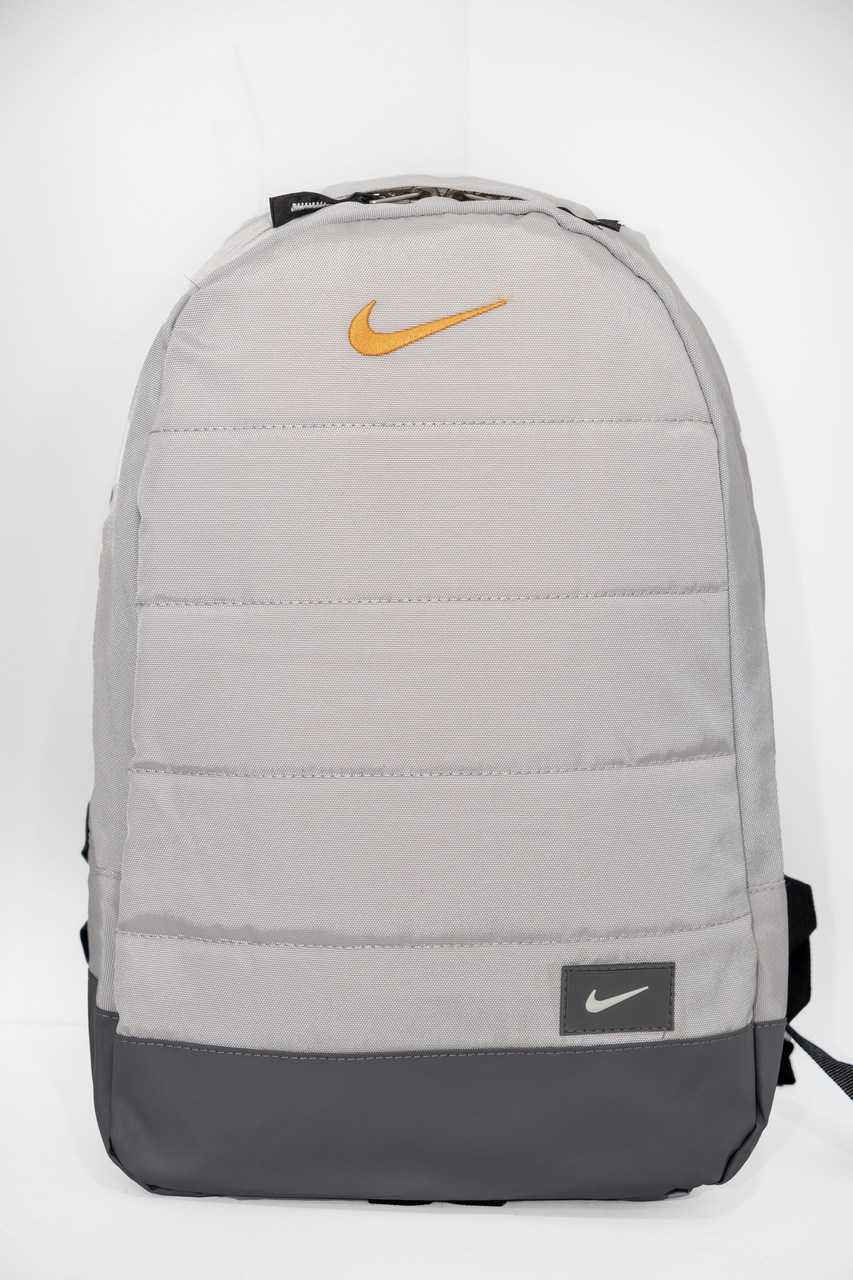 Світло-сірий спортивний рюкзак Nike з поясною підтримкою