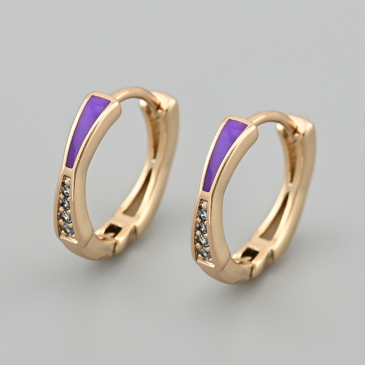 Сережки Блейд 47223 розмір 14х3 мм білі фіаніти фіолетова емаль вага 1.9 г позолота 18К, фото 1