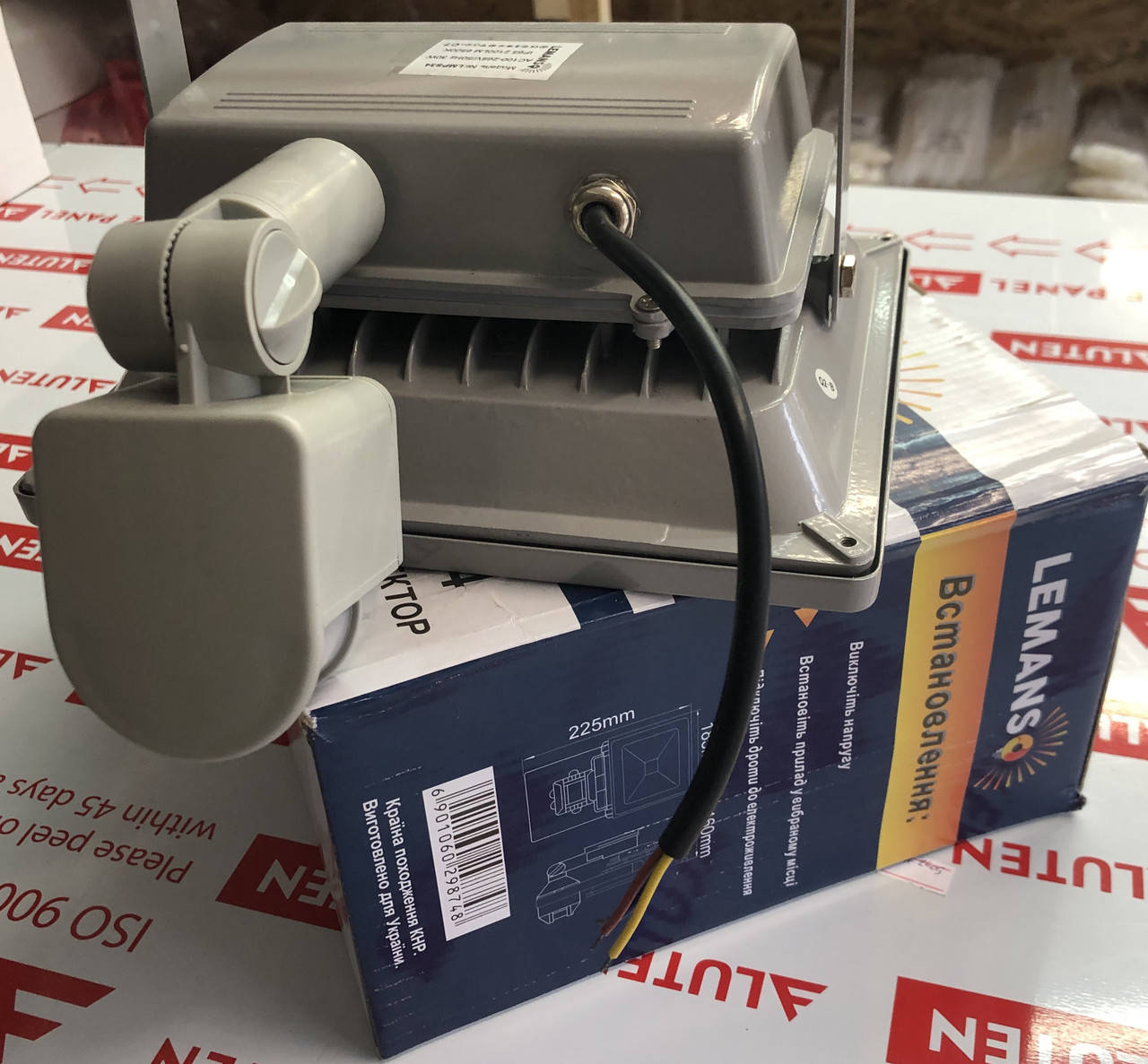 

Прожектор LED 30w Lemanso 6500K IP65 2100LM 100-265V с датчиком серый/ LMPS34