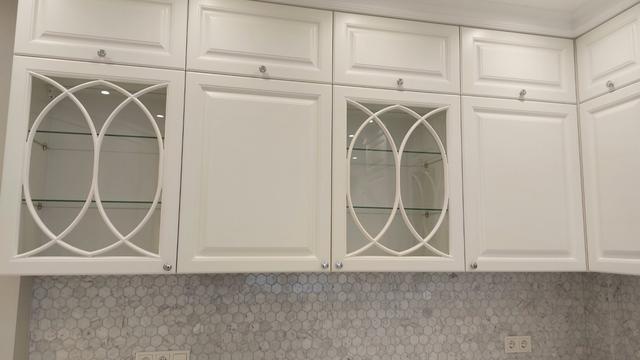 Біла класична кухня в елегантному та стриманому стилі