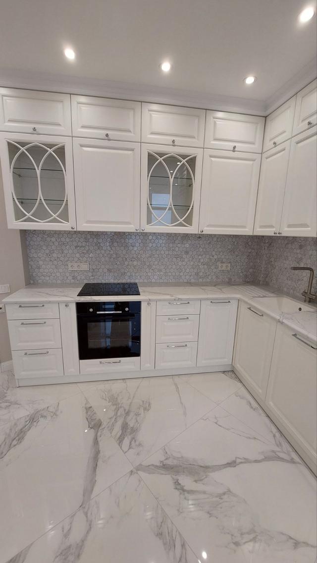 Біла класична кухня в елегантному та стриманому стил