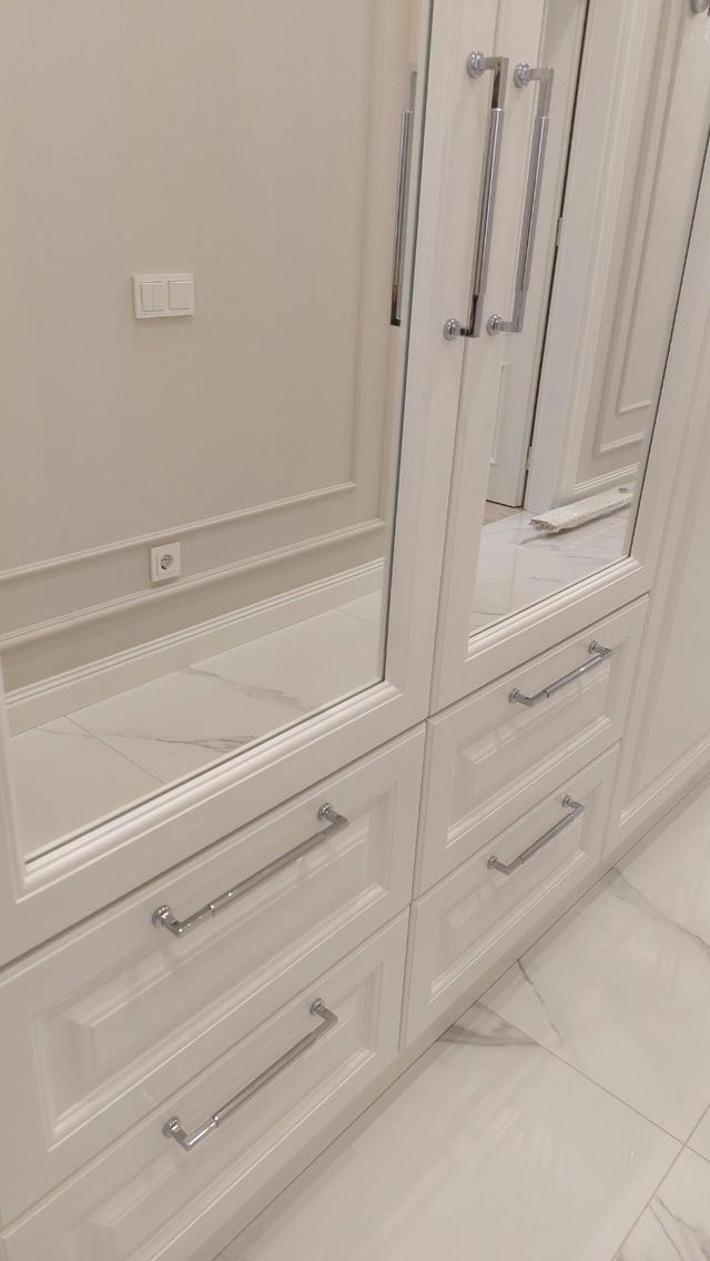 Білі  класичні шафи у передпокої з елегантними фасадами