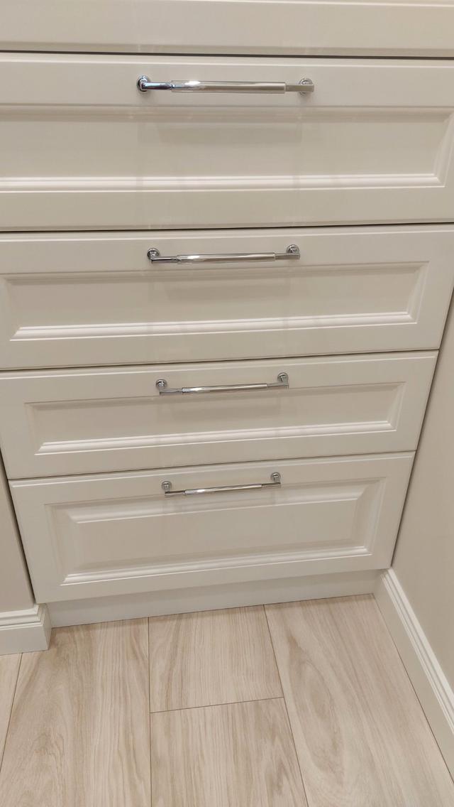 Білі  класичні шафи у передпокої з елегантними фасадами