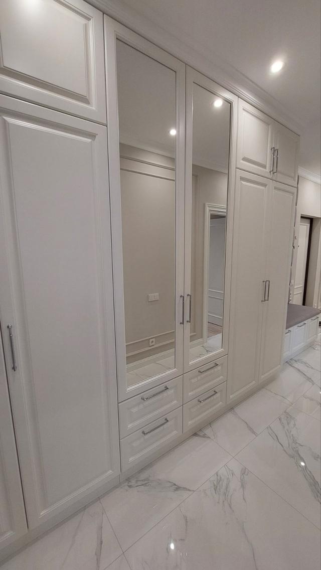 Білі  класичні шафи у передпокої з елегантними фасадами