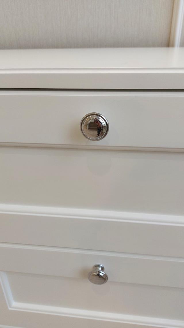 Тумба в спальній кімнаті