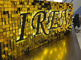 Жива вивіска / Вивіска з паєтками