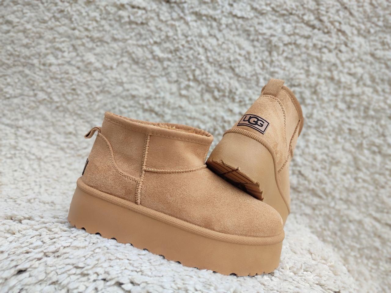 Жіночі Уги короткі черевички теплі РИЖІЄ CAMEL на високій підошві екозамша з лейбл UGG на п'ятці