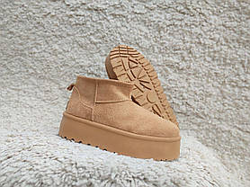 Жіночі Уги короткі черевички теплі РИЖІЄ CAMEL на високій підошві екозамша з лейбл UGG на п'ятці, фото 2