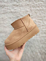 Жіночі Уги короткі черевички теплі РИЖІЄ CAMEL на високій підошві екозамша з лейбл UGG на п'ятці, фото 5