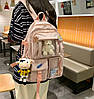 Великий місткий текстильний рюкзак з брелком та іграшкою і значками. Пудровий, фото 4