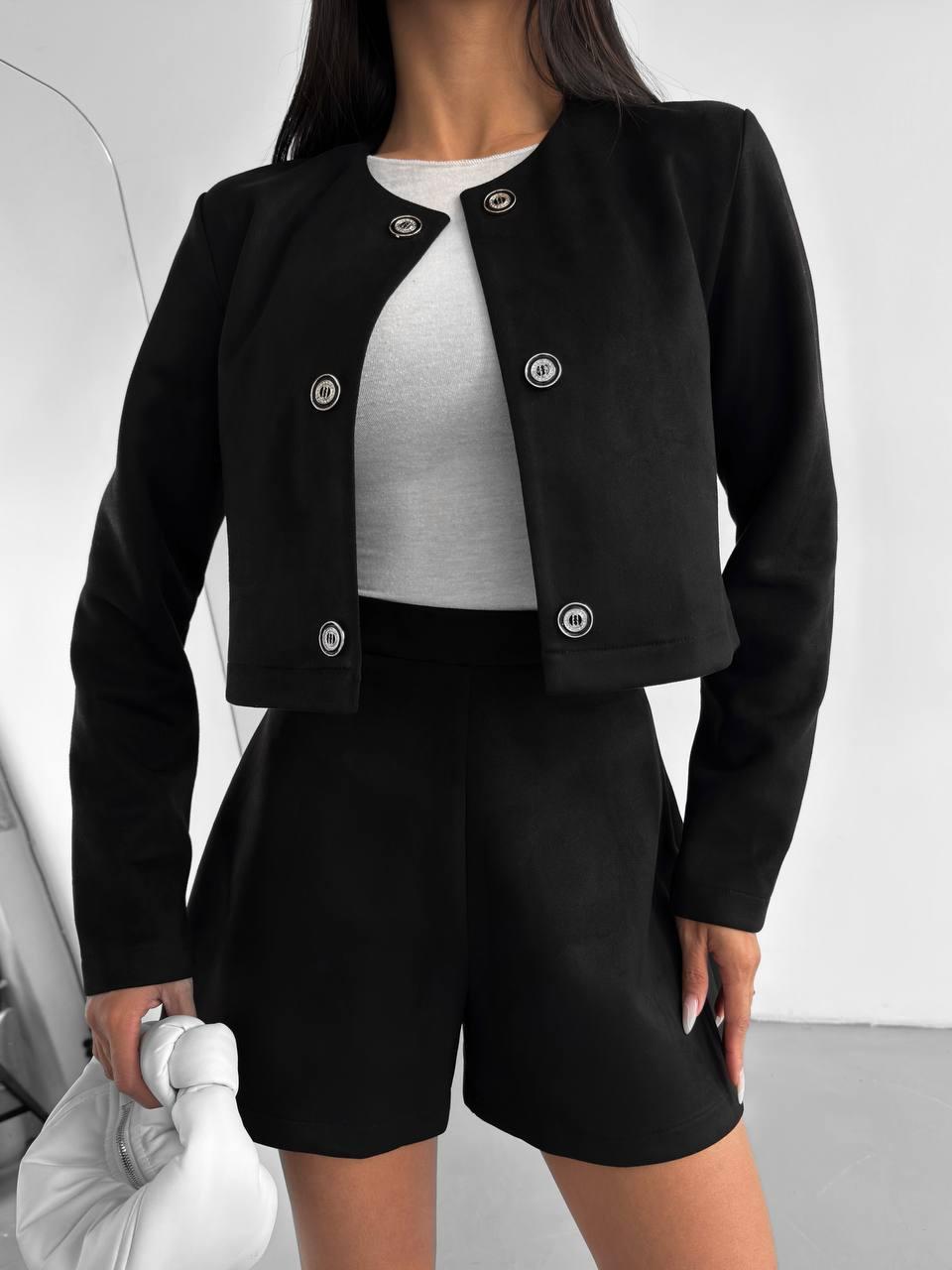 Чорний жіночий повсякденний костюм-двійка із замші: укорочений жакет на гудзиках та шорти високої посадки, фото 1
