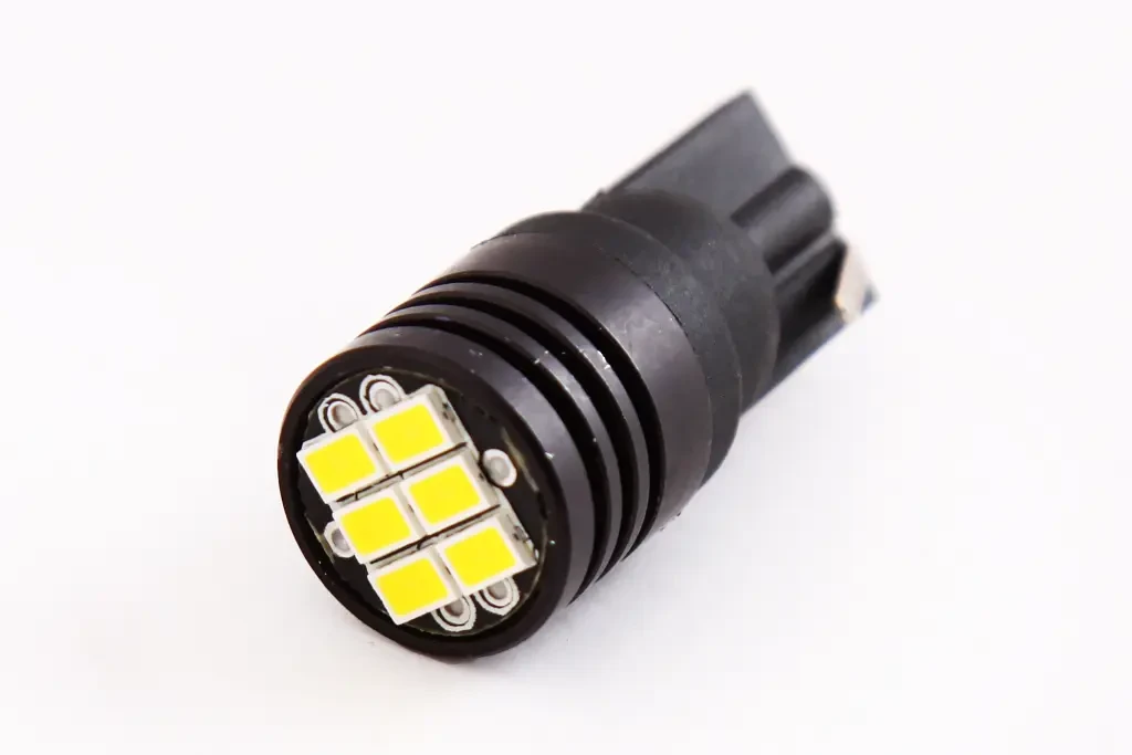 Лампа діодна 12В безцок. T10 6-SMD 3020 CAN з радіатором Cyclone 200лм, фото 1