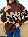 Теплий коричневий жіночий светр оверсайз із леопардовою вставкою, фото 3