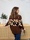 Теплий коричневий жіночий светр оверсайз із леопардовою вставкою, фото 6