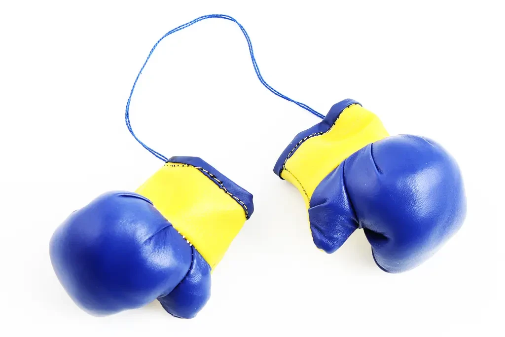 Сувенір на внутрішньосалонне дзеркало Боксерські рукавички малі (прапор України), фото 1