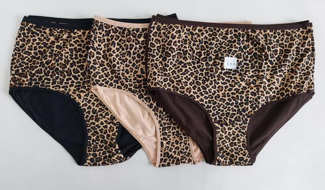 фотографія жіночі труси великого розміру з леопардовим принтом