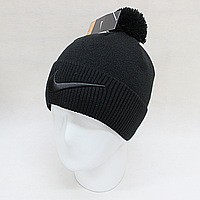 Тепла шапка найк (Nike) на флісі з балабоном чорного кольору з чорною вишивкою на відвороті  ZE00107-8