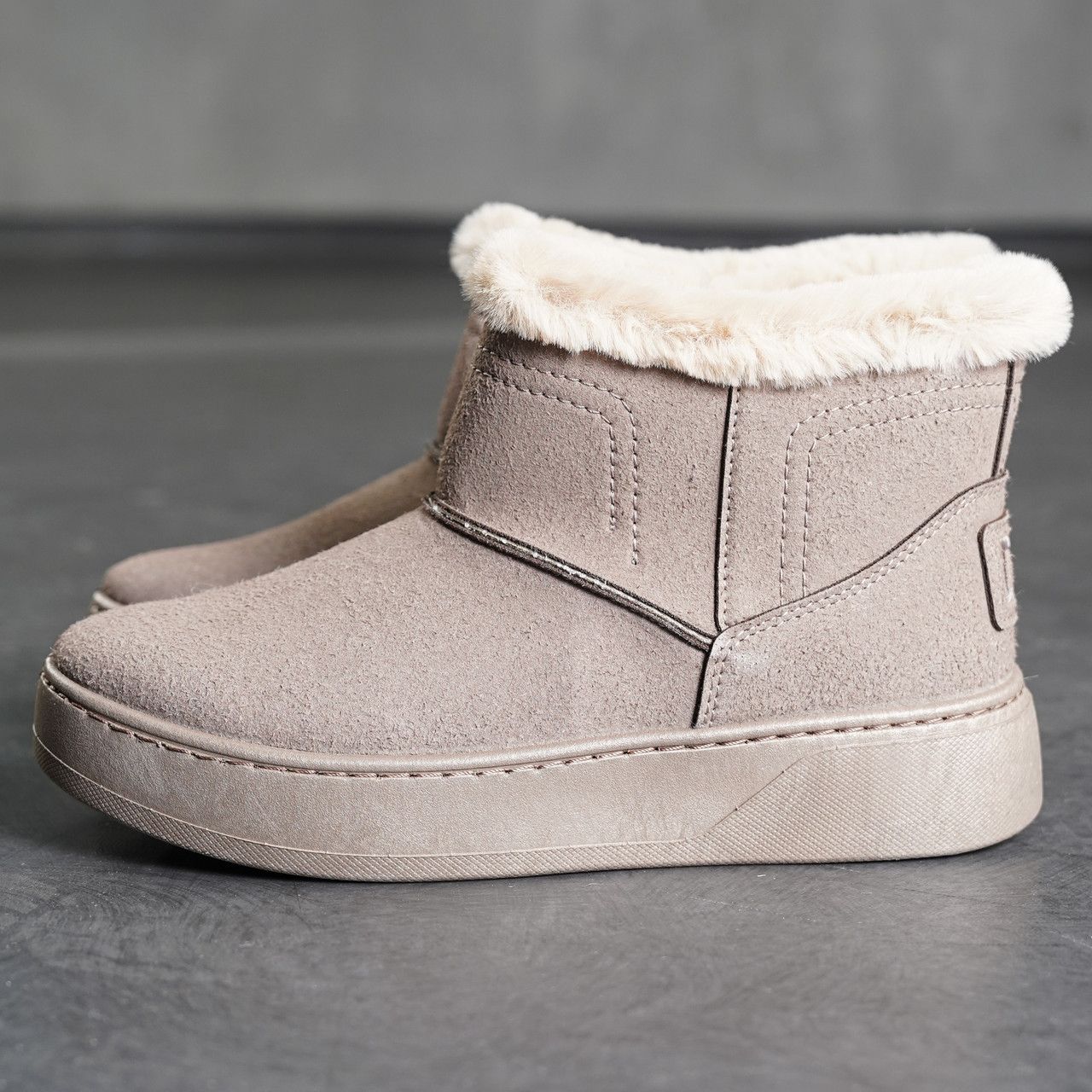 Жіночі зимові уги кавового кольору